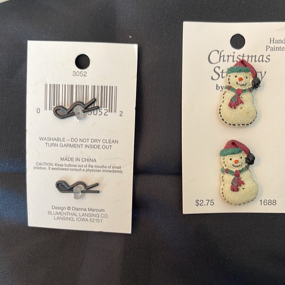 Christmas buttons. 18 stockings; 18 Santa; 2 angels. 2 snowmen. 2 reindeer. - Picture 2 of 2
